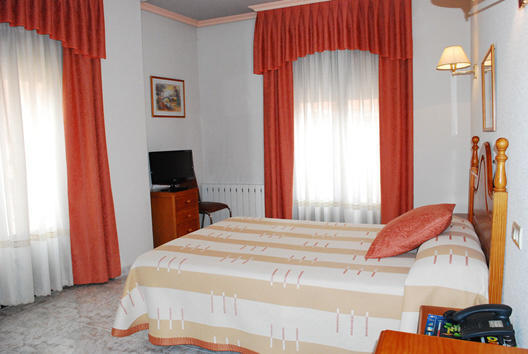Hostal Universal Benavente Exterior photo